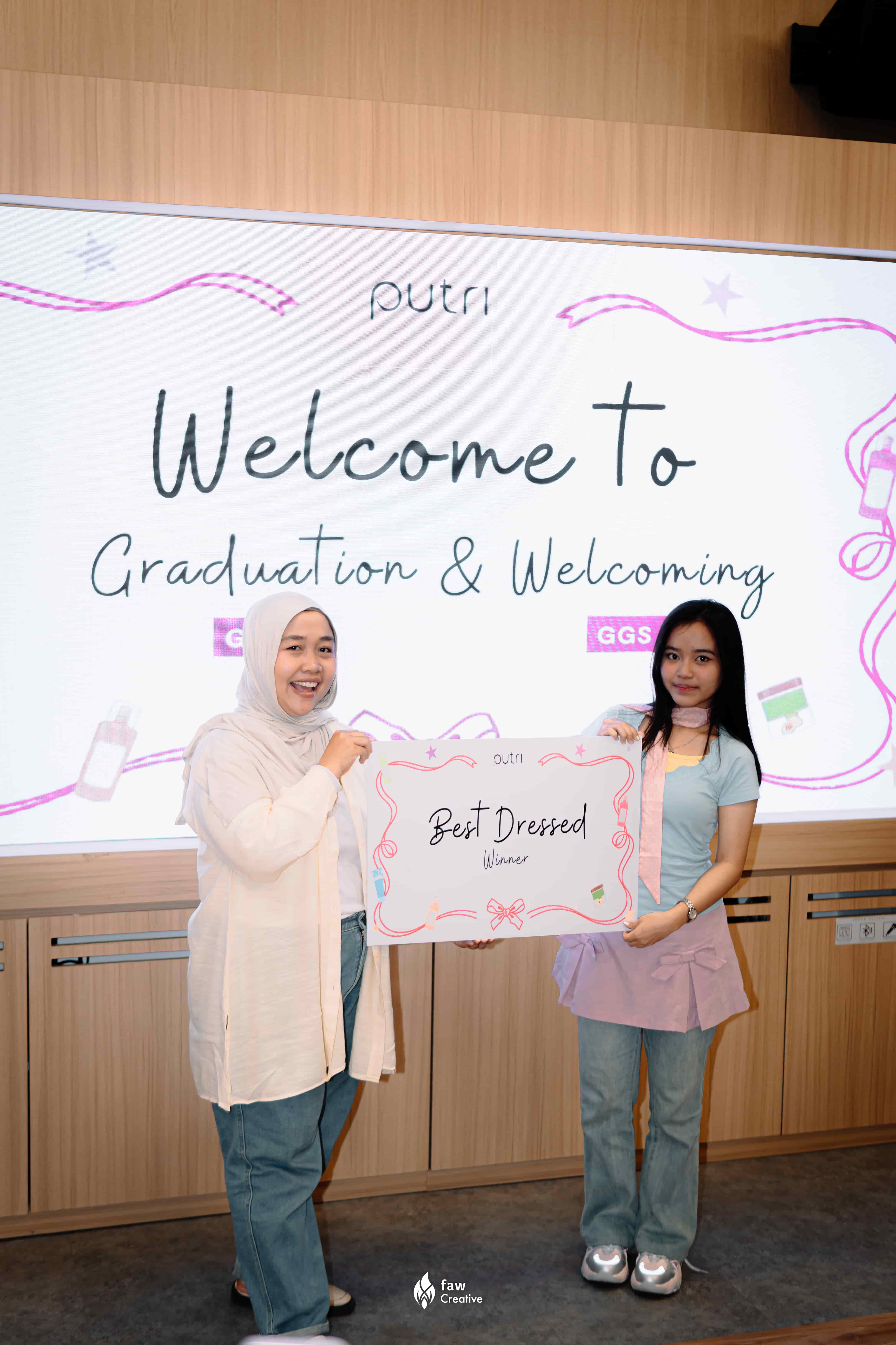 Penyerahan penghargaan di acara wisuda dan penyambutan Putri, ParagonCorp, dokumentasi FAW Creative